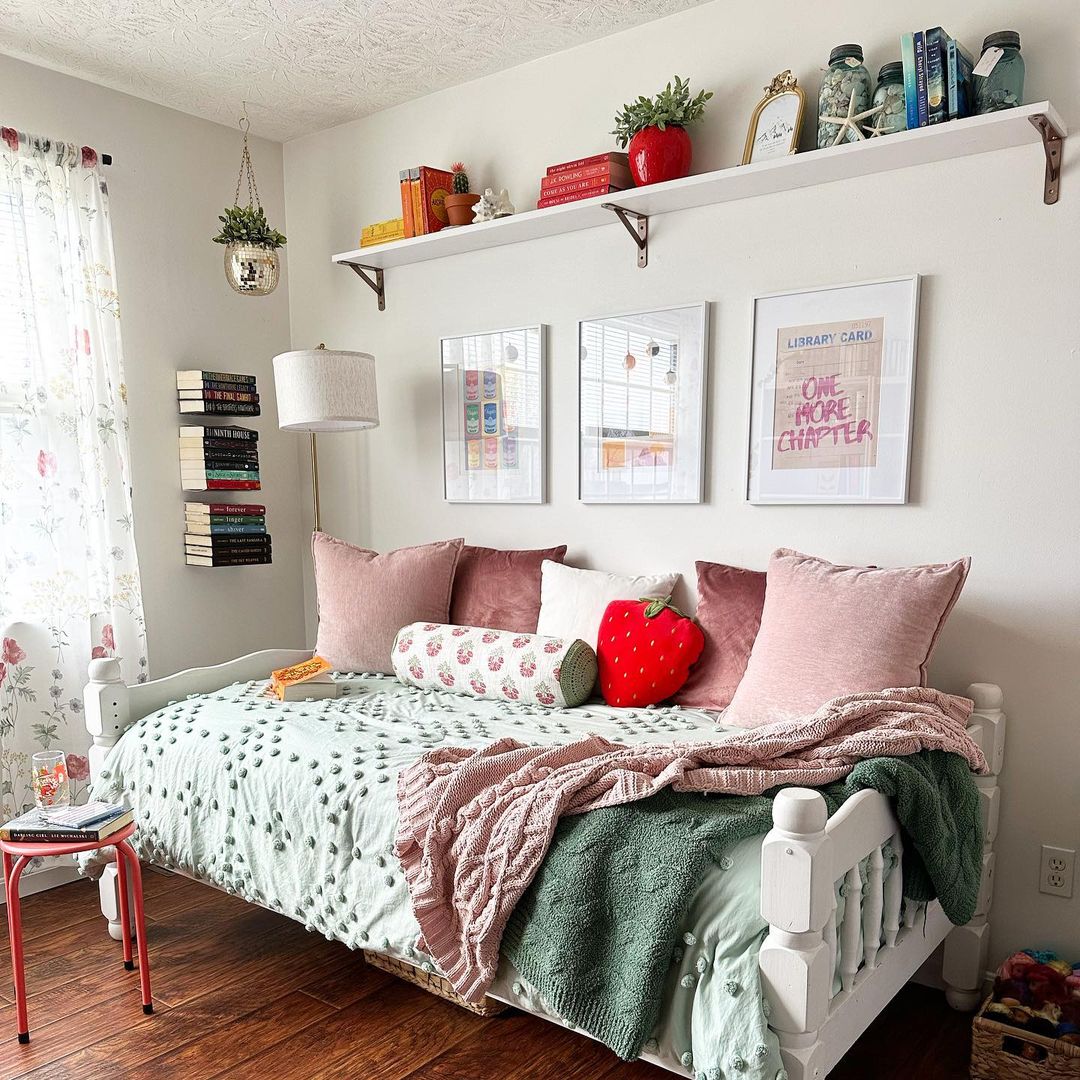  Playful Reading Nook with Daybed and Colorful Accents