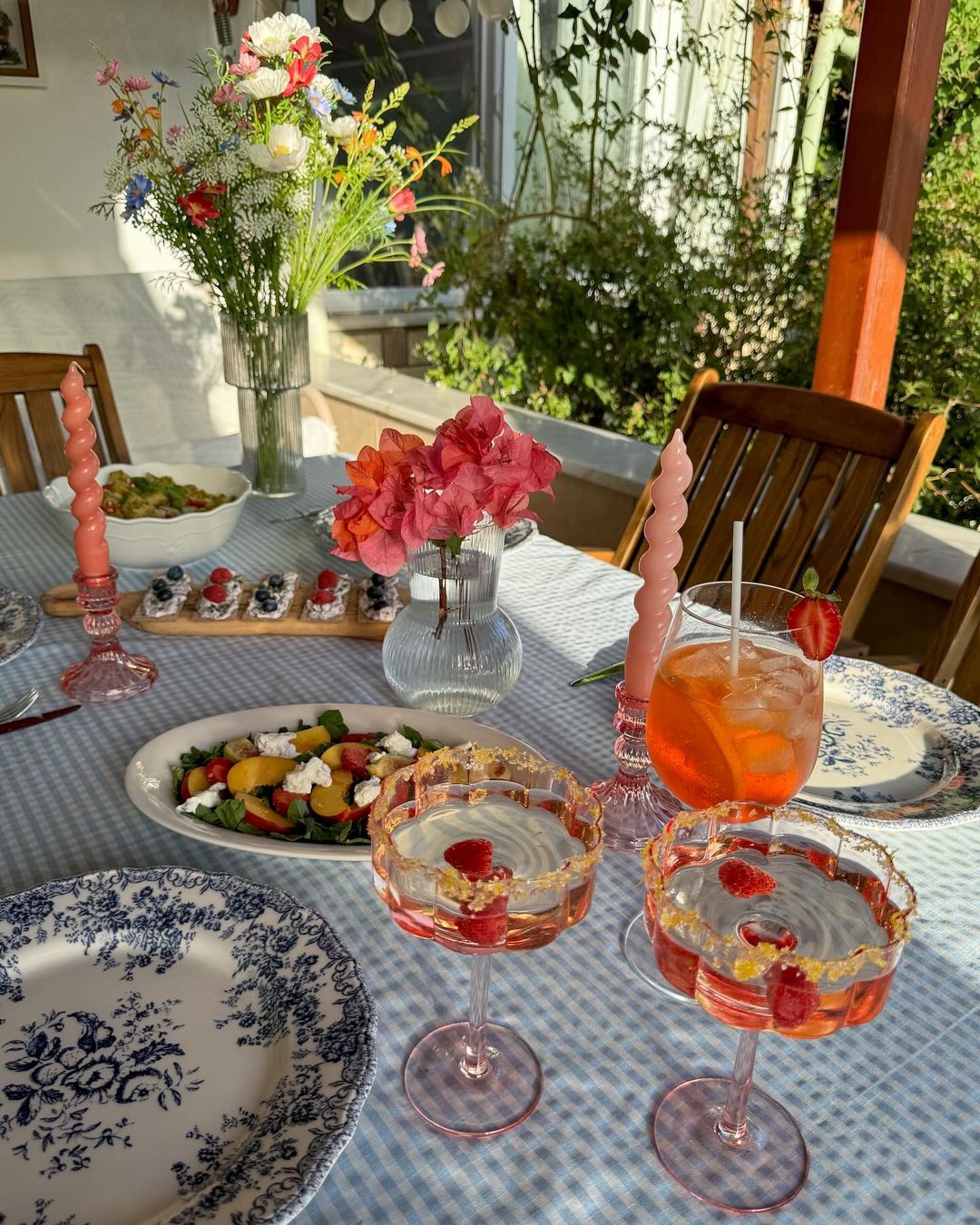 Casual Elegance with Fresh Floral and Fruity Summer Table Decor