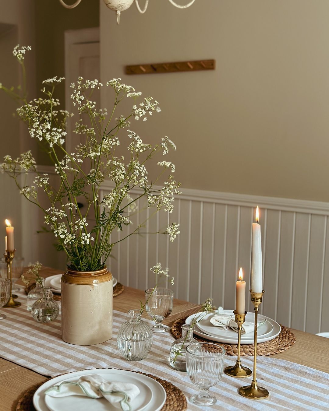 Minimalist Summer Table Decor with Natural Elements