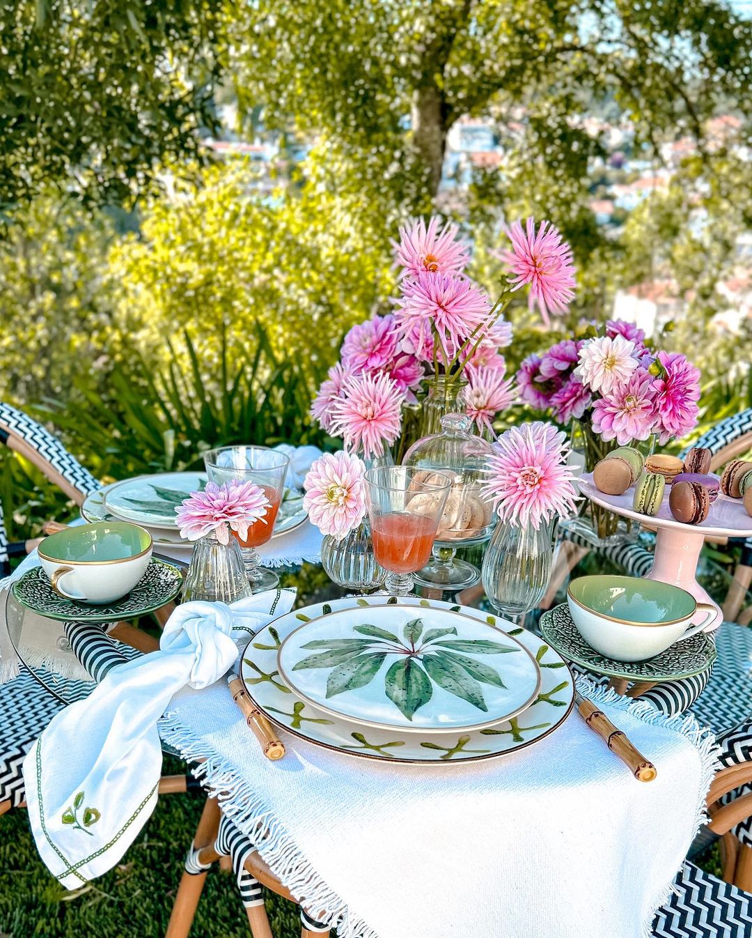 Elegant Outdoor Summer Table Decor with Pink Florals