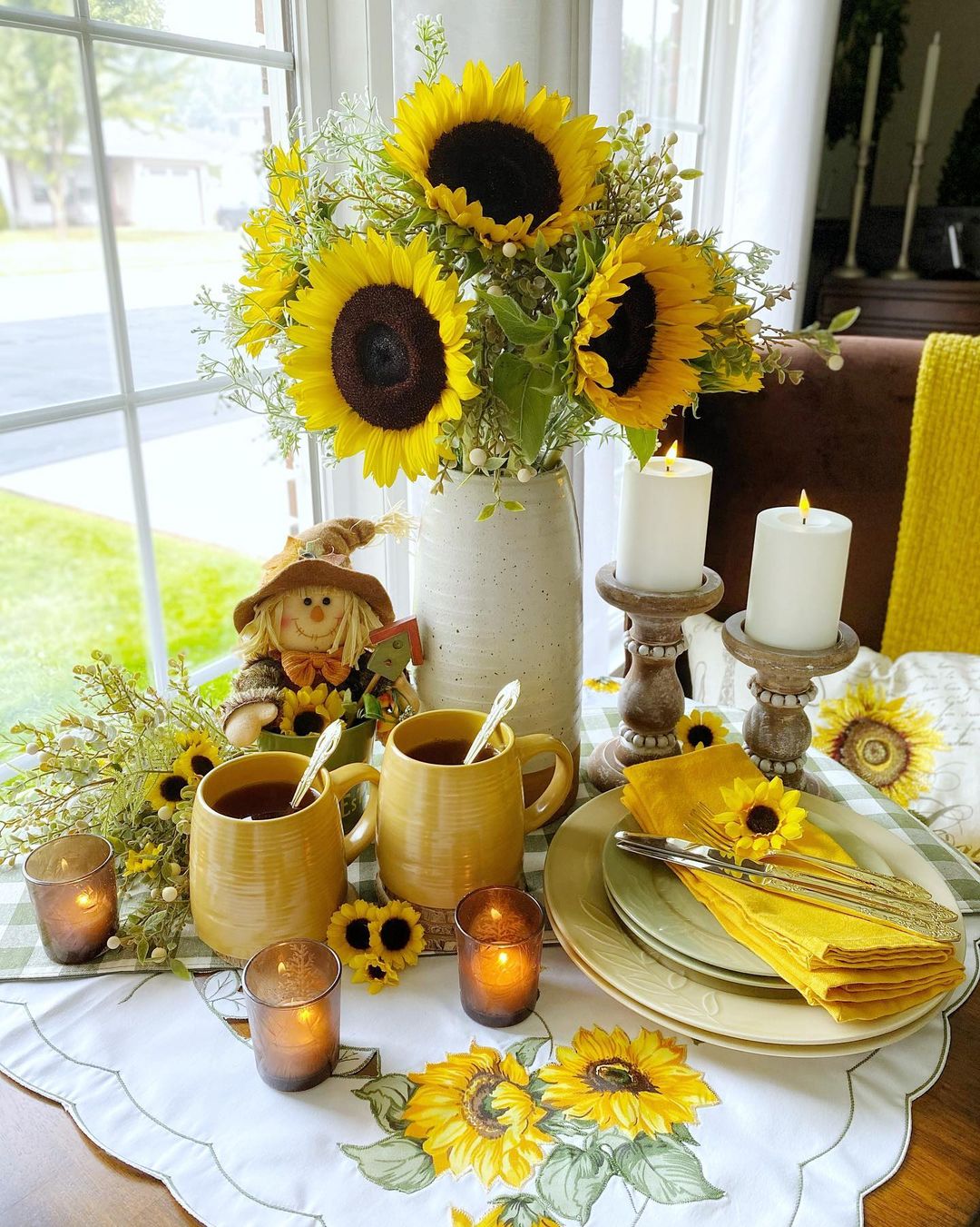 Warm and Cozy Sunflower-Themed Summer Table Decor