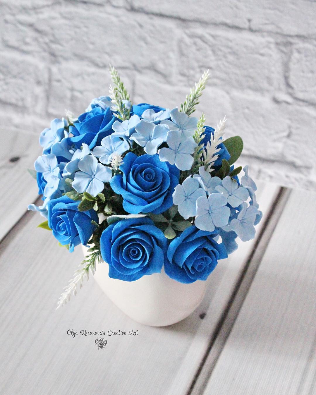 Simple Blue Rose and Hydrangea Centerpiece