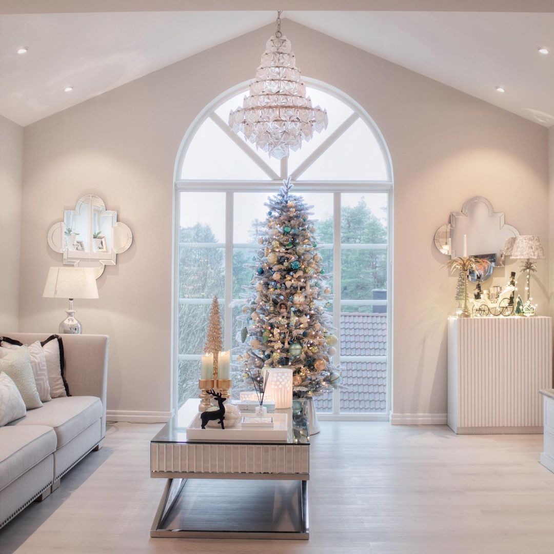 Create an Elegant Atmosphere with a Slim Christmas Tree and Soft Hues