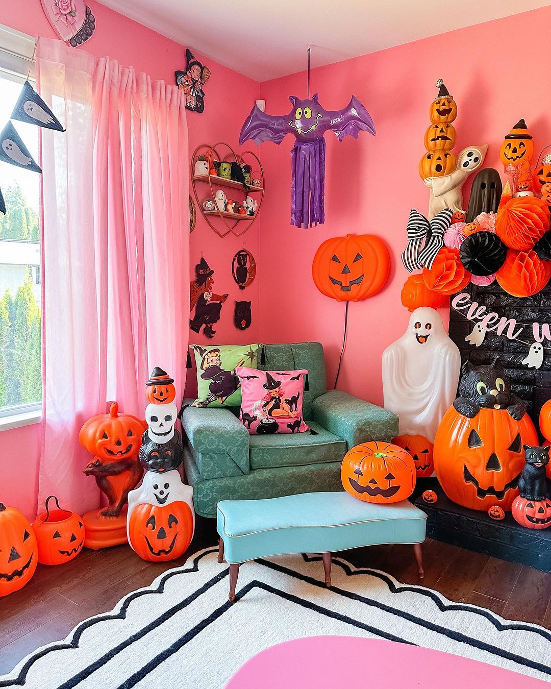  Vibrant Pink Halloween Room with Classic Decor