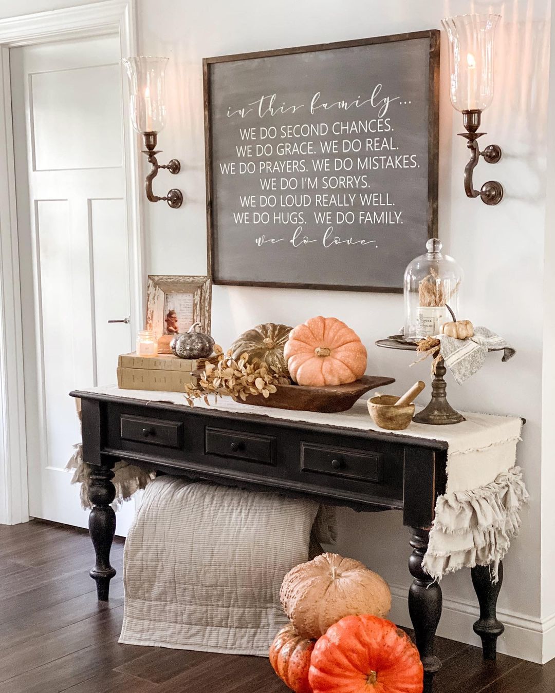 Family First: Heartwarming Fall Entry Decor with Personal Touches