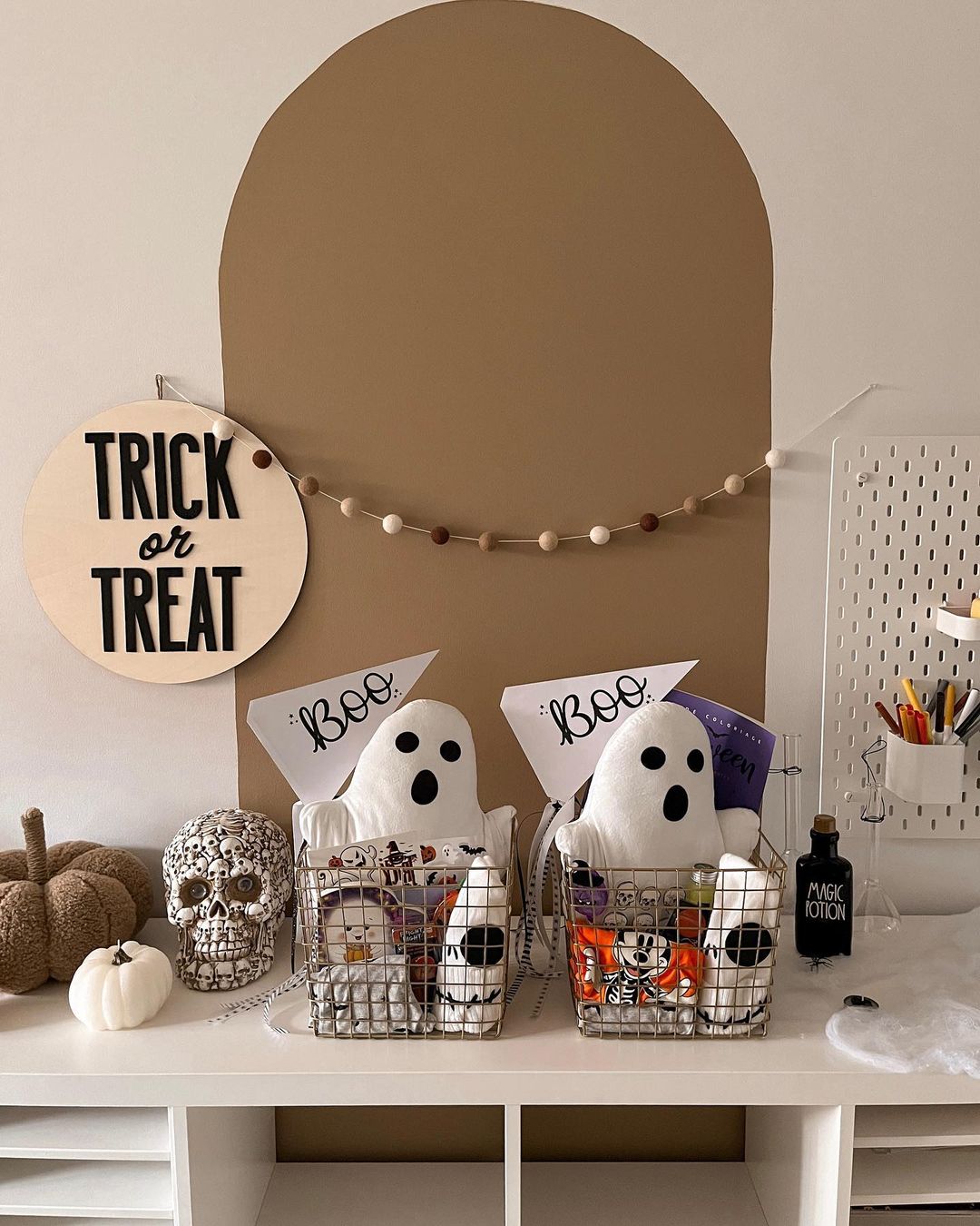 Minimalist Ghost-Themed Halloween Baskets