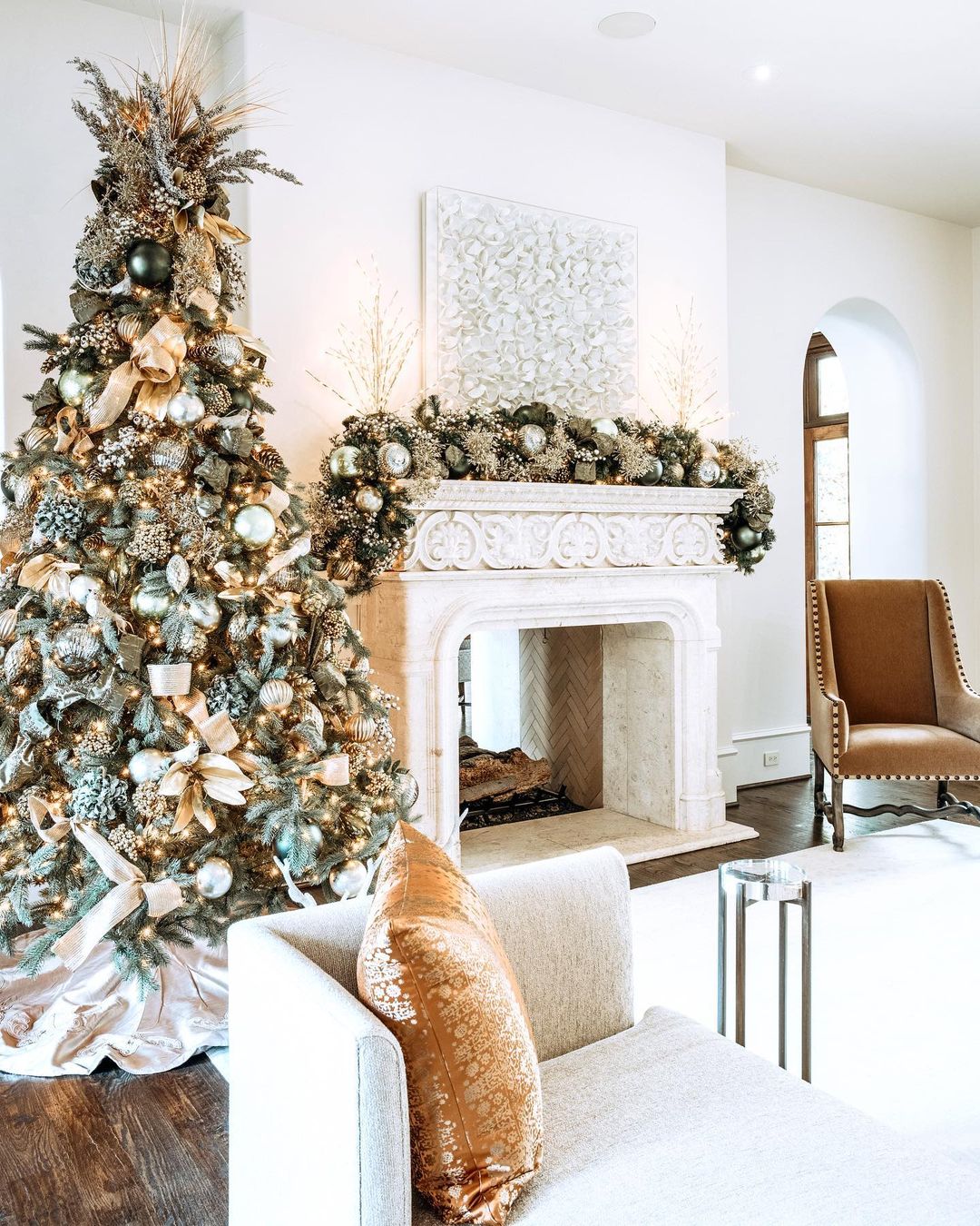 Transform Your Living Room with Luxurious White and Gold Christmas Decor