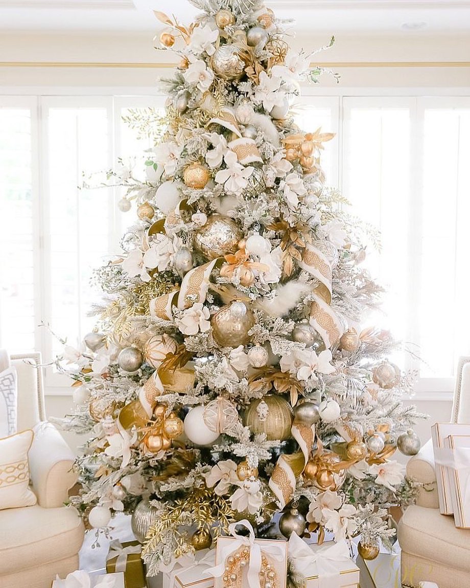 Decorate with a Luxurious White and Gold Christmas Tree