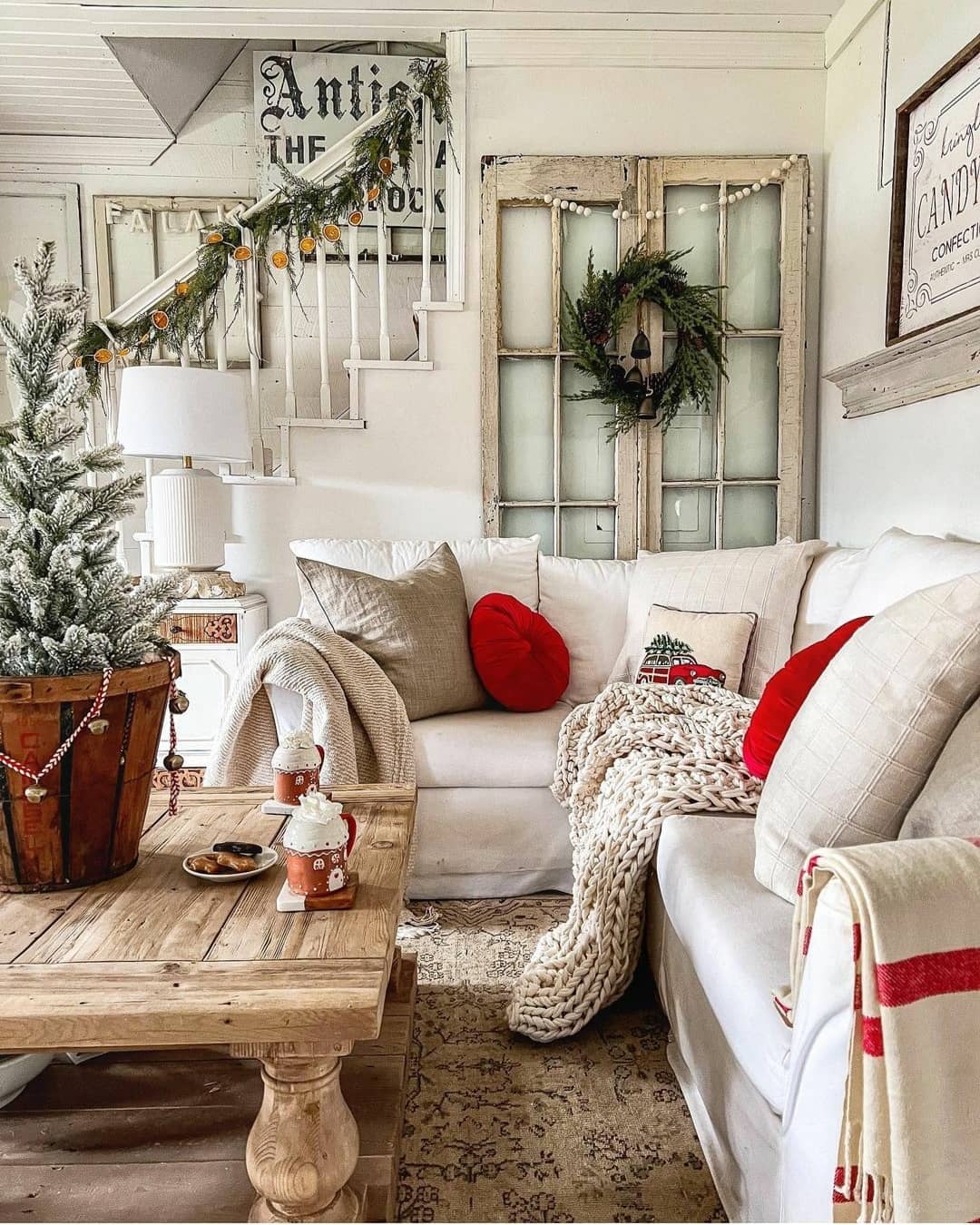  Rustic Farmhouse Christmas Couch with Cozy Accents