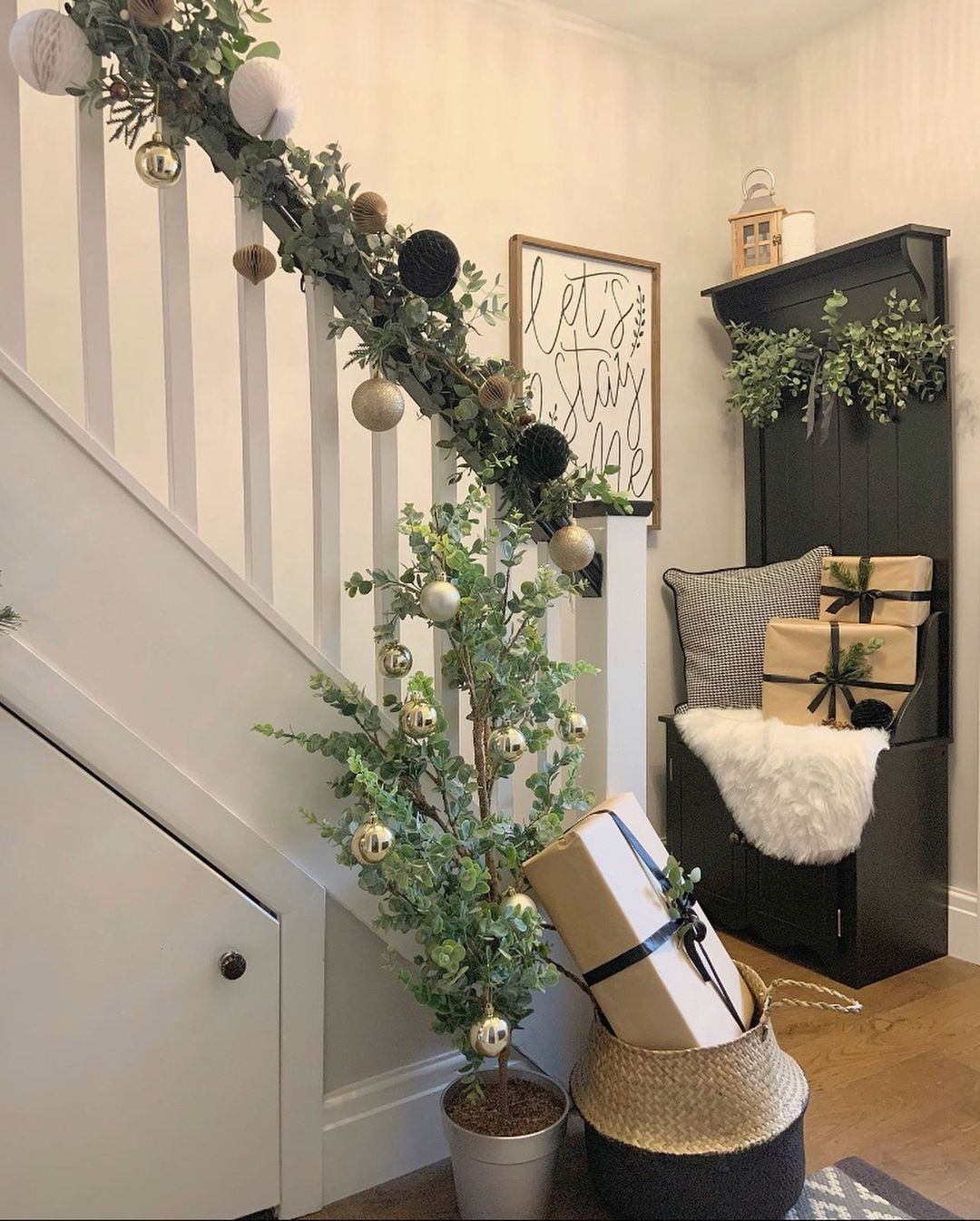 Simple Scandinavian-Inspired Staircase with Natural Elements and Festive Ornaments