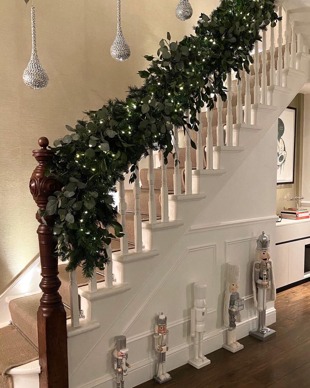 Classic Greenery with Nutcracker Figures for a Timeless Holiday Staircase