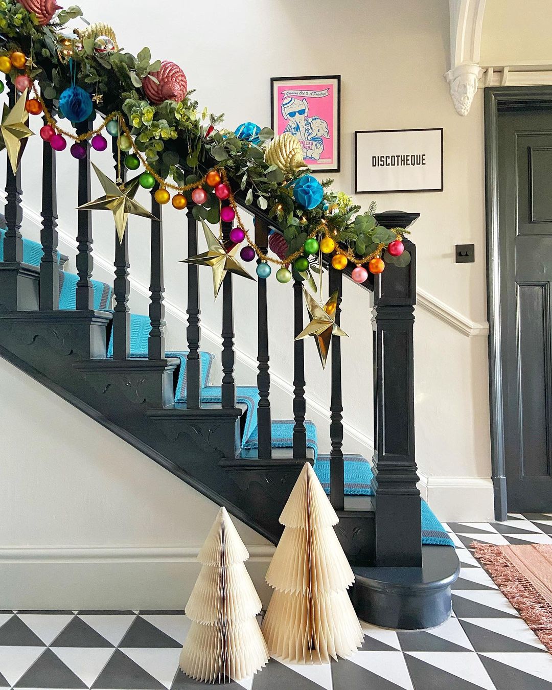 Vibrant Garland and Bold Colors for a Fun and Festive Staircase