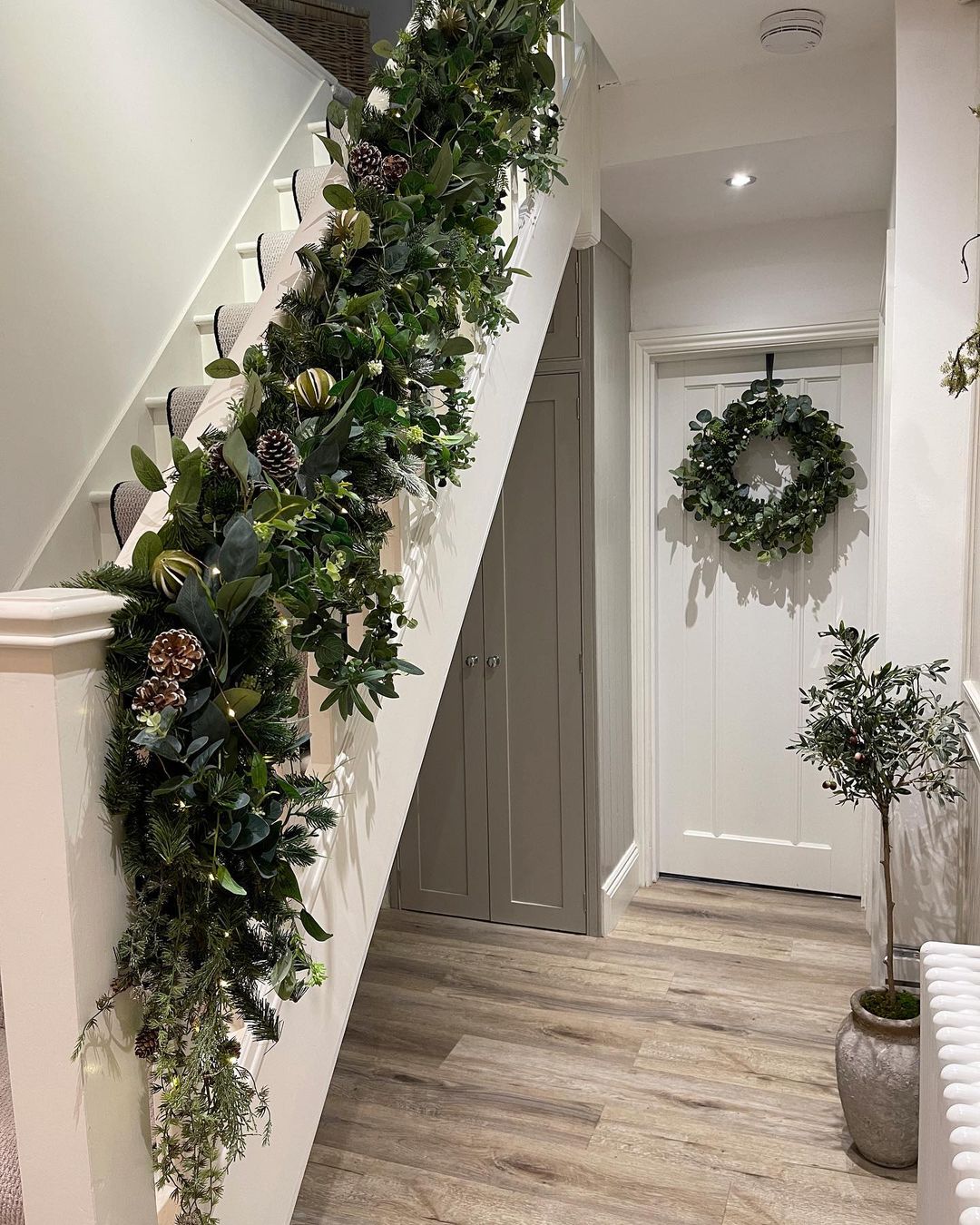 Luxurious Green Staircase Garland for a Modern Natural Touch