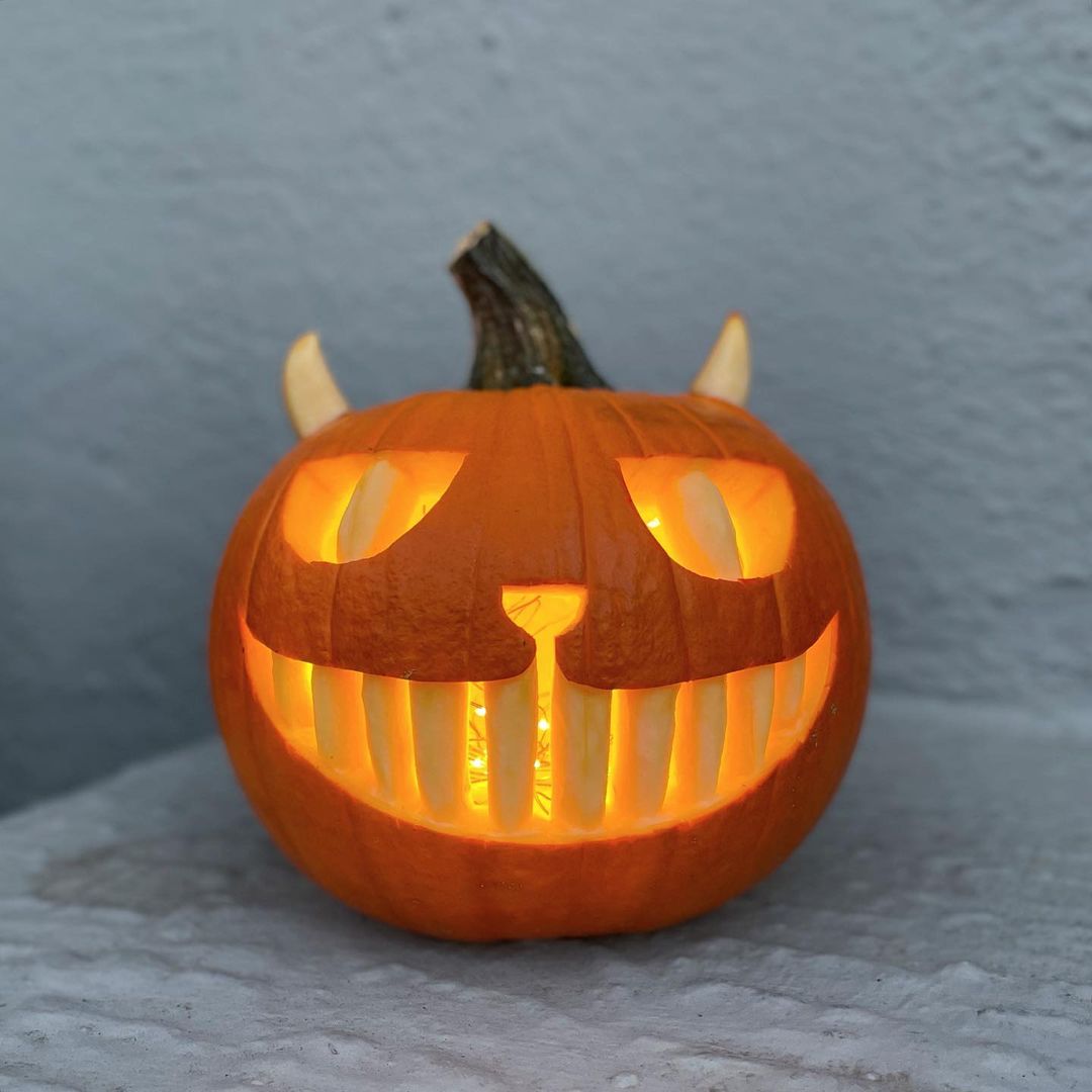 Devilish Grinning Cat Pumpkin for a Mischievous Halloween Look