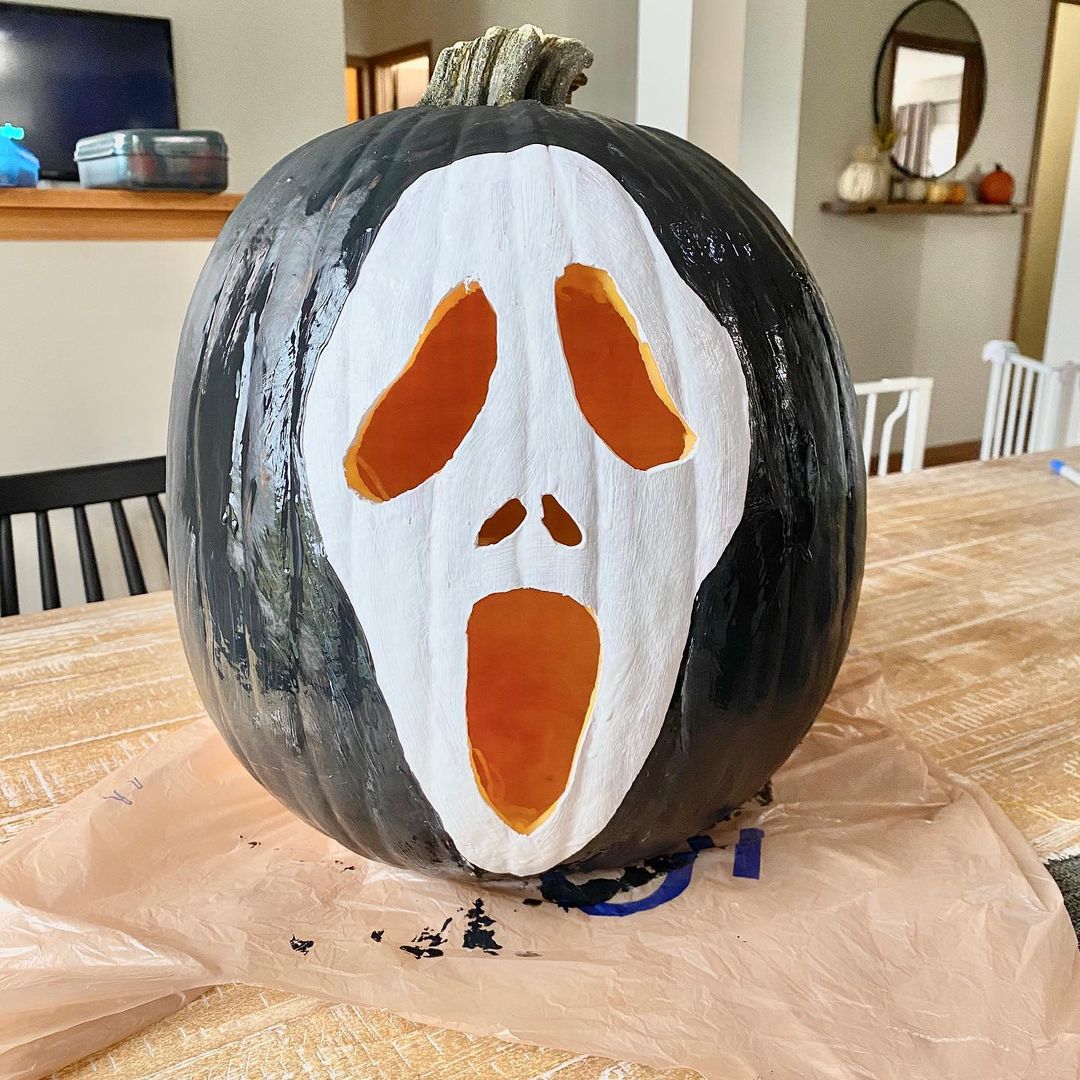 Scream-Inspired Pumpkin for a Horror Movie Halloween Theme