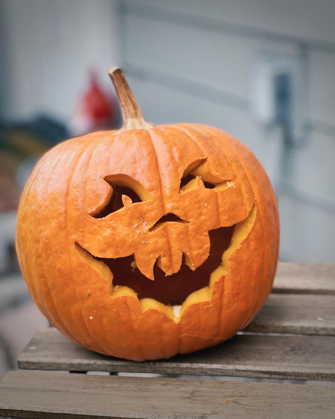 Sinister Grinning Pumpkin for a Spooky Halloween Look