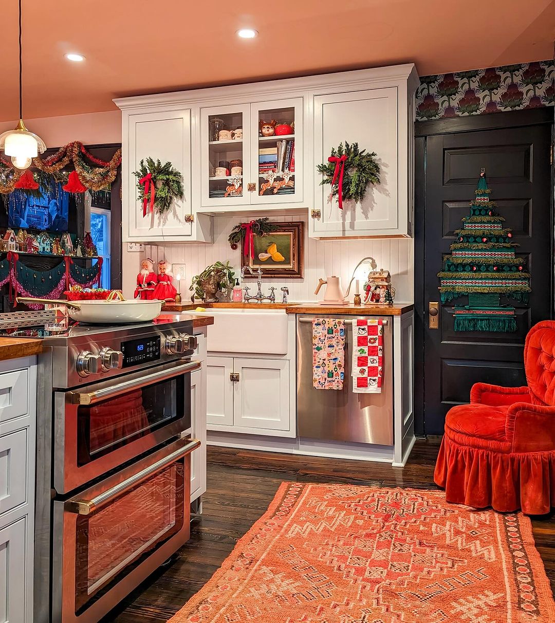 Embrace Traditional Christmas Hues for a Cosy Kitchen