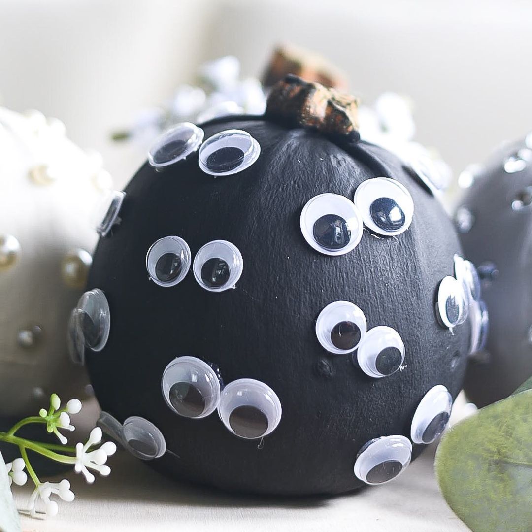 Create a Googly-Eyed Pumpkin for a Spooky Effect