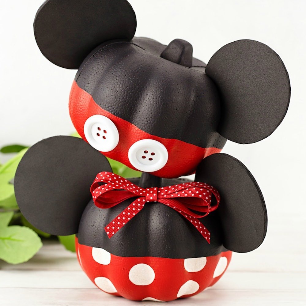  Craft a Minnie Mouse Pumpkin with Adorable Details