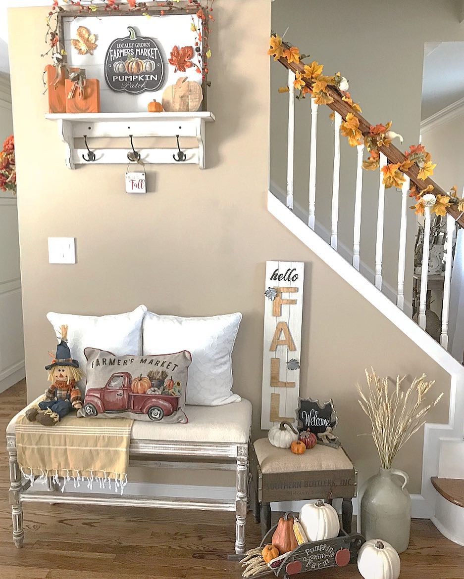 Welcome Autumn in Your Entryway with Rustic Farmhouse Decor and Seasonal Touches