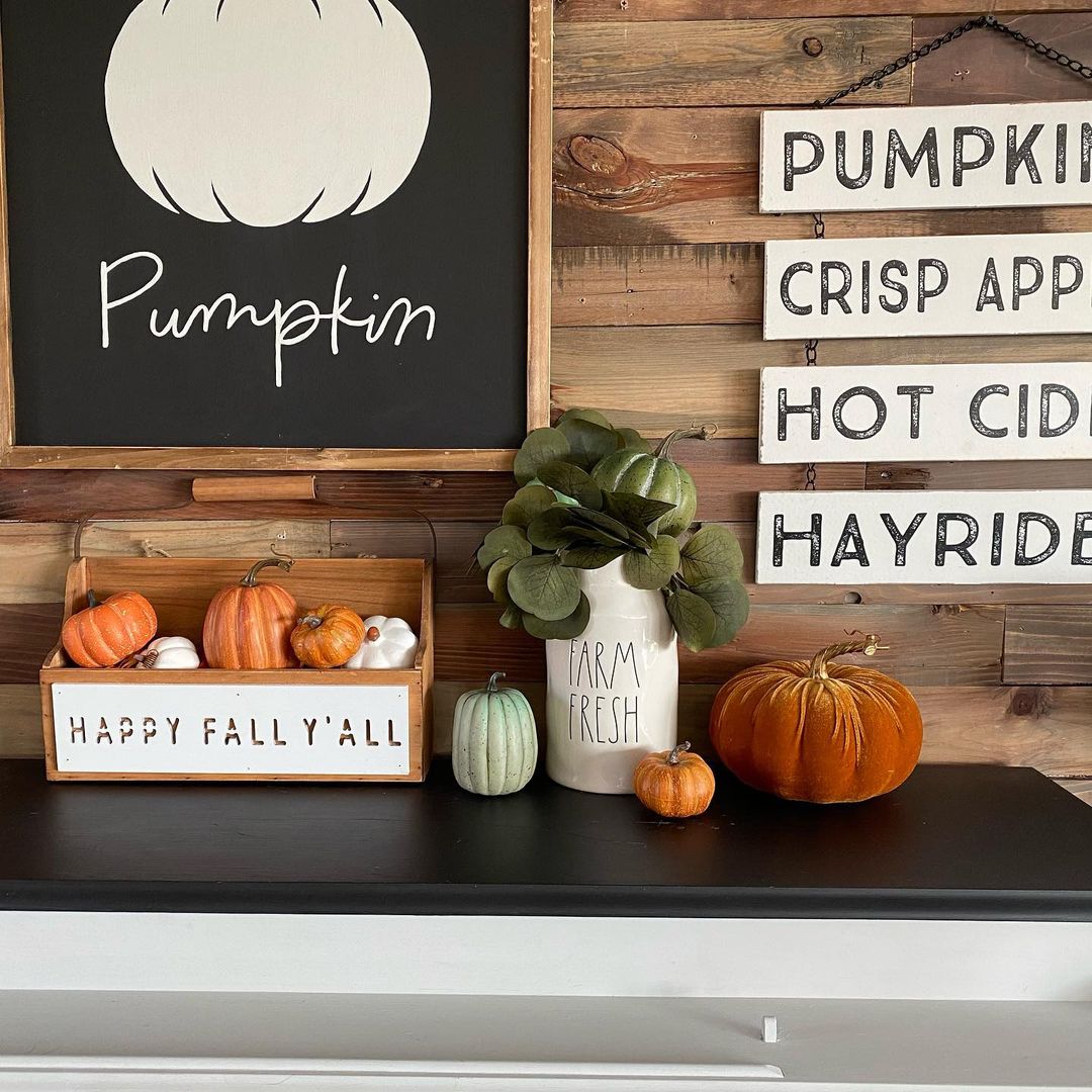 Embrace Rustic Fall Vibes with Farmhouse-Inspired Decor and Pumpkin Accents