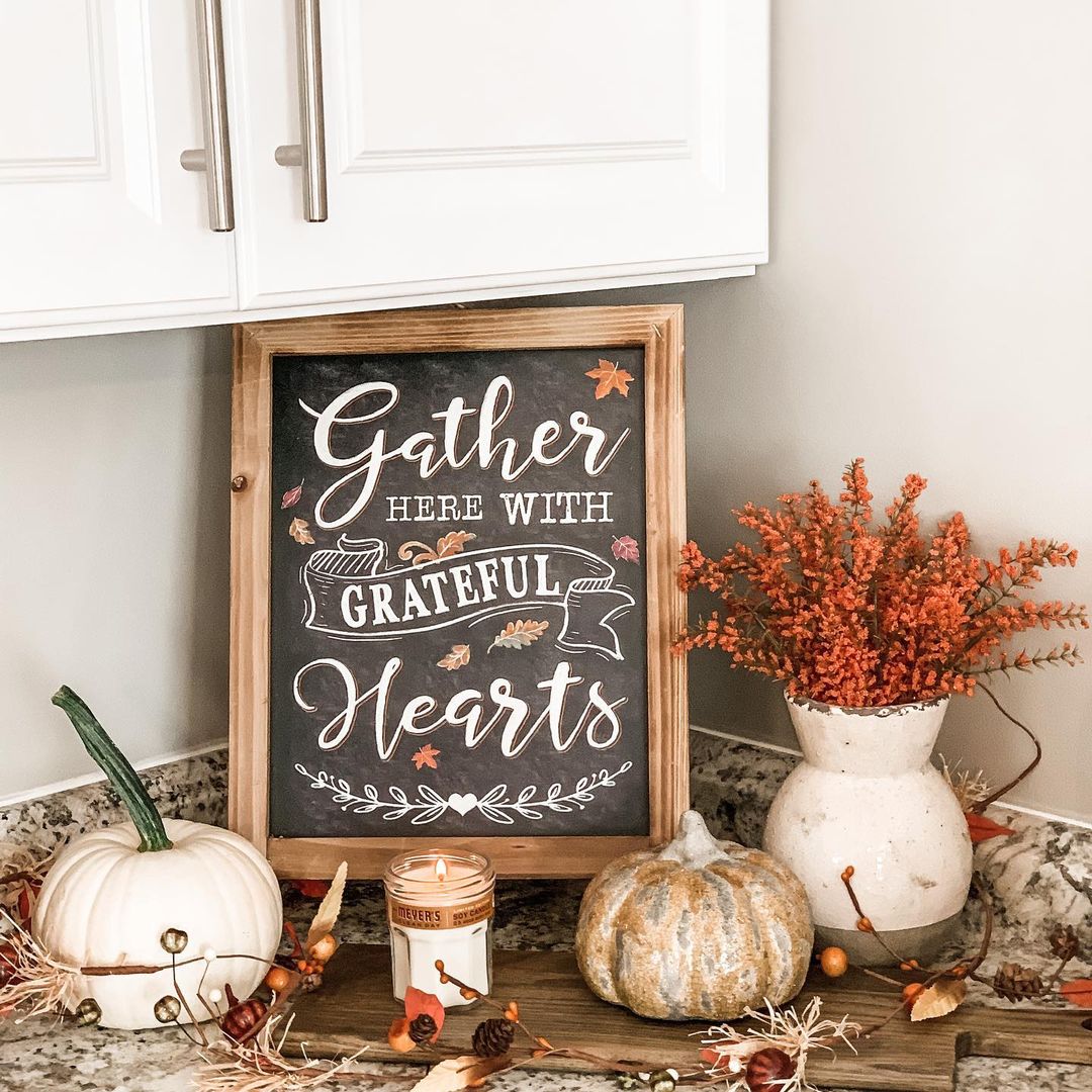 Cozy Fall Corner with a Grateful Hearts Sign and Warm Autumn Decor