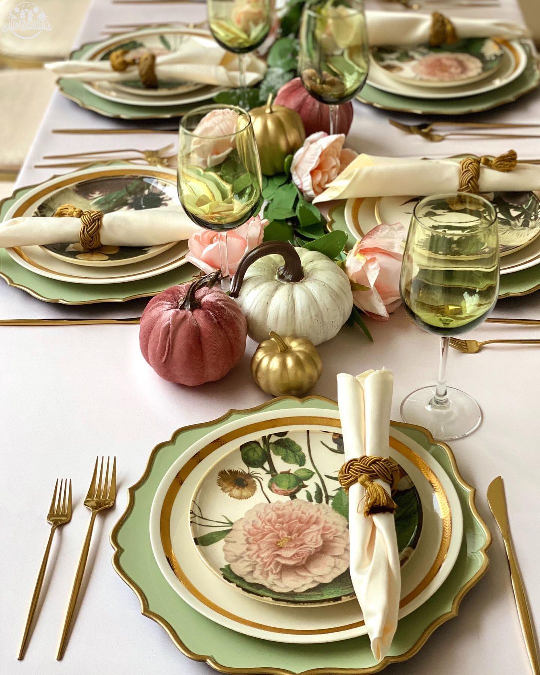 20. Soft and Elegant Thanksgiving Table with Floral Touches