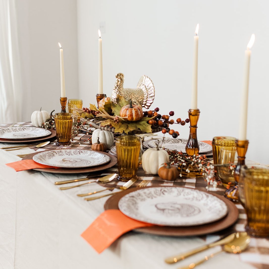 Chic Thanksgiving Table with Warm Amber Tones and a Turkey Centrepiece