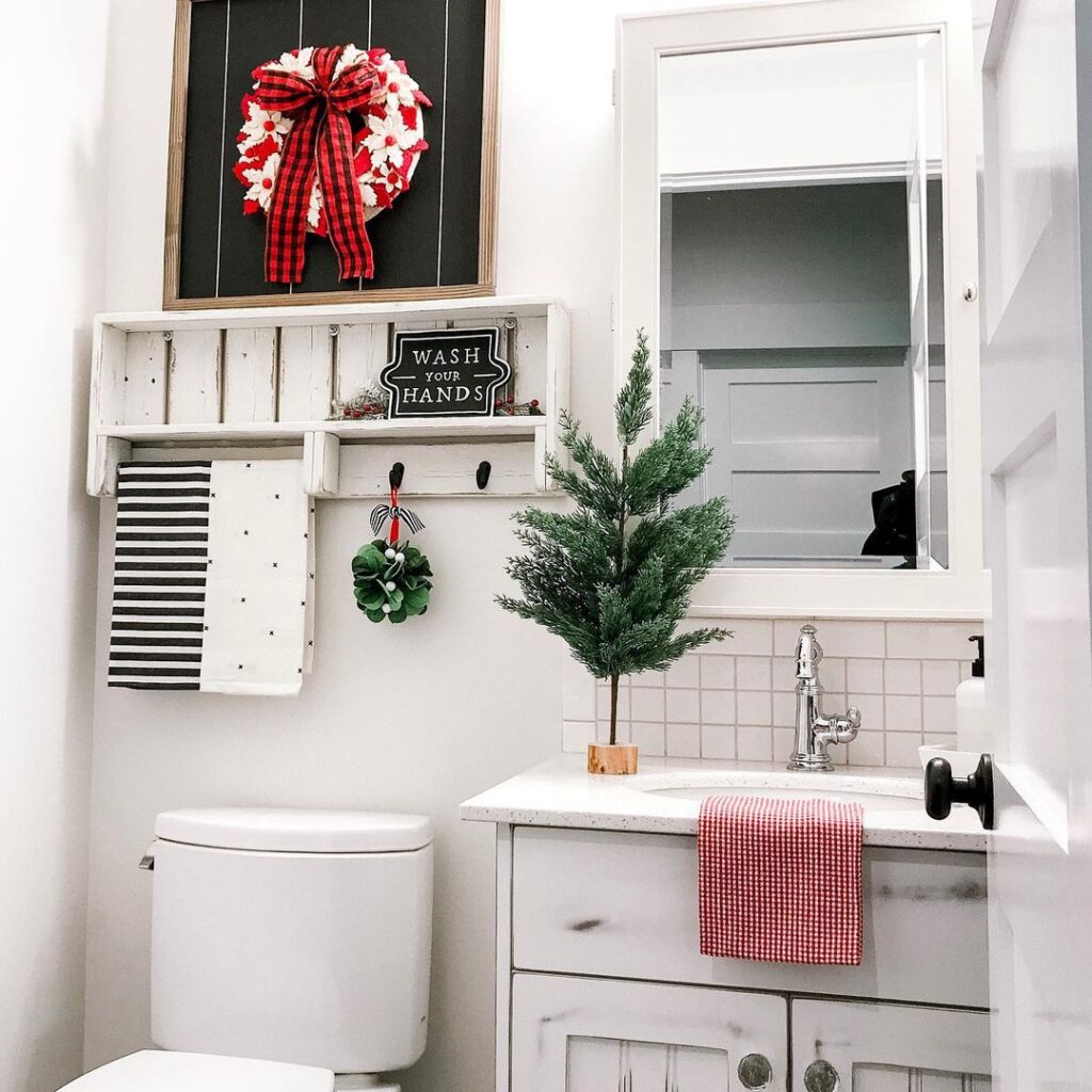 25 Cozy And Elegant Bathroom Christmas Decor Ideas For You