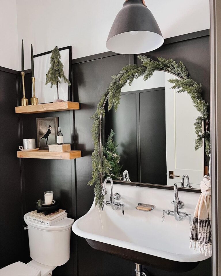 25 Cozy And Elegant Bathroom Christmas Decor Ideas For You