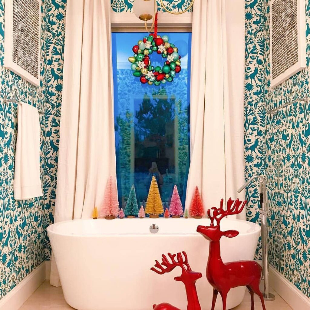25 Cozy And Elegant Bathroom Christmas Decor Ideas For You