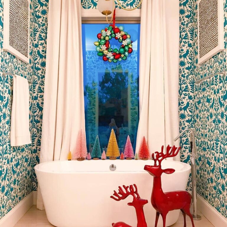 25 Cozy And Elegant Bathroom Christmas Decor Ideas For You