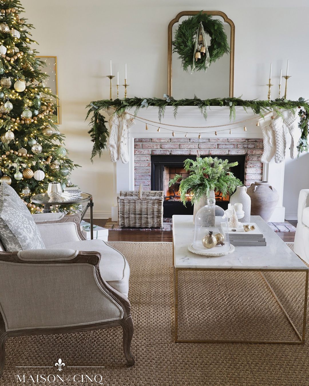 Elegant and Natural: A Timeless Christmas Living Room