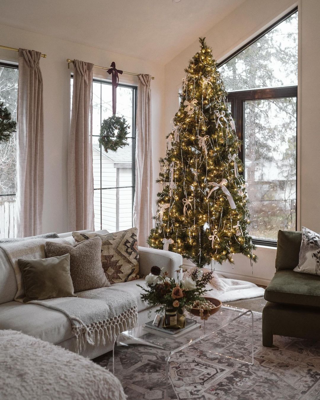 Minimalist Cozy: A Serene Christmas Living Room with Soft Accents