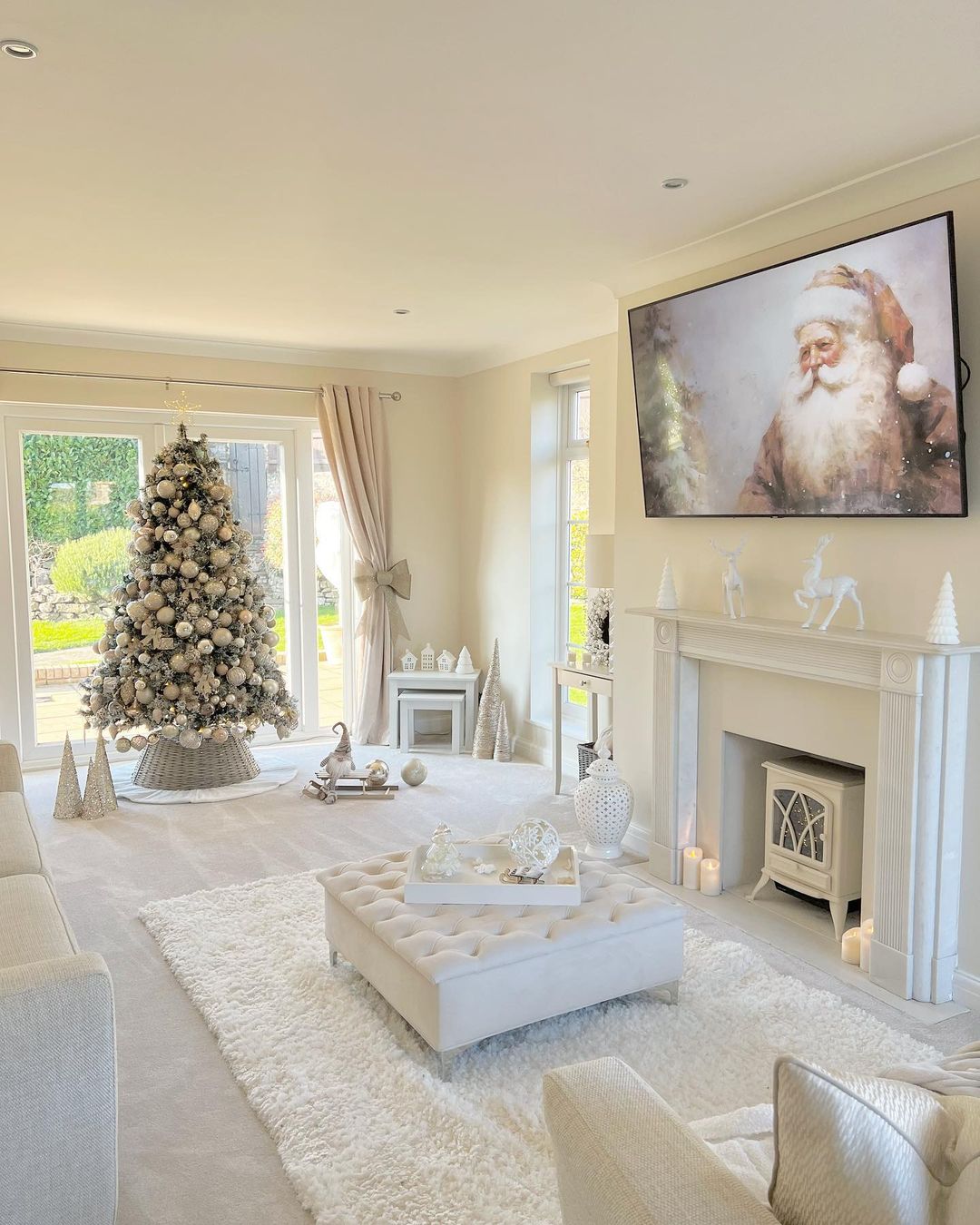 24. Winter White Wonderland: A Luxurious Christmas Living Room