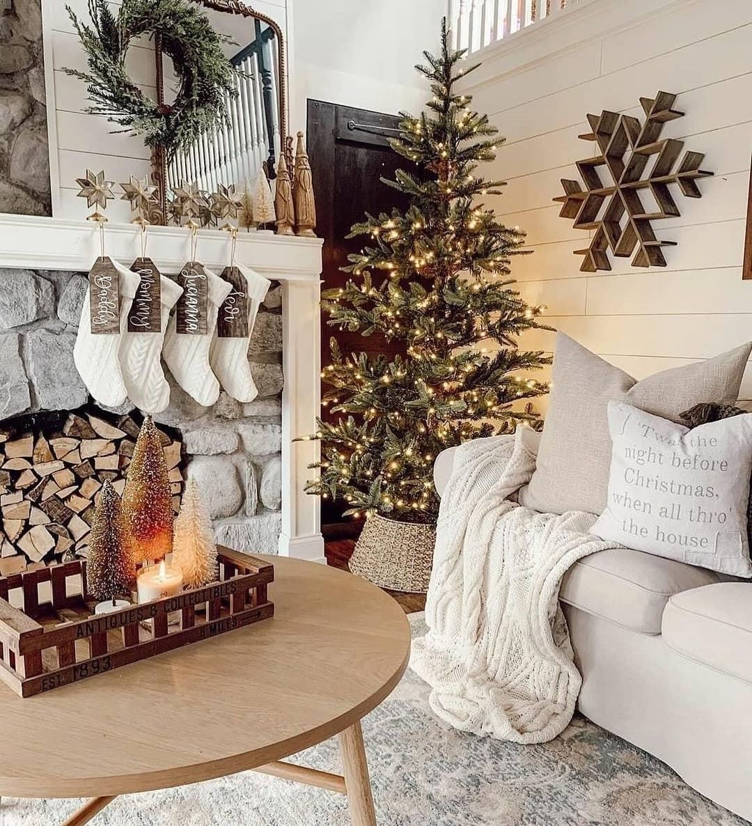 Simple and Serene Christmas Setting