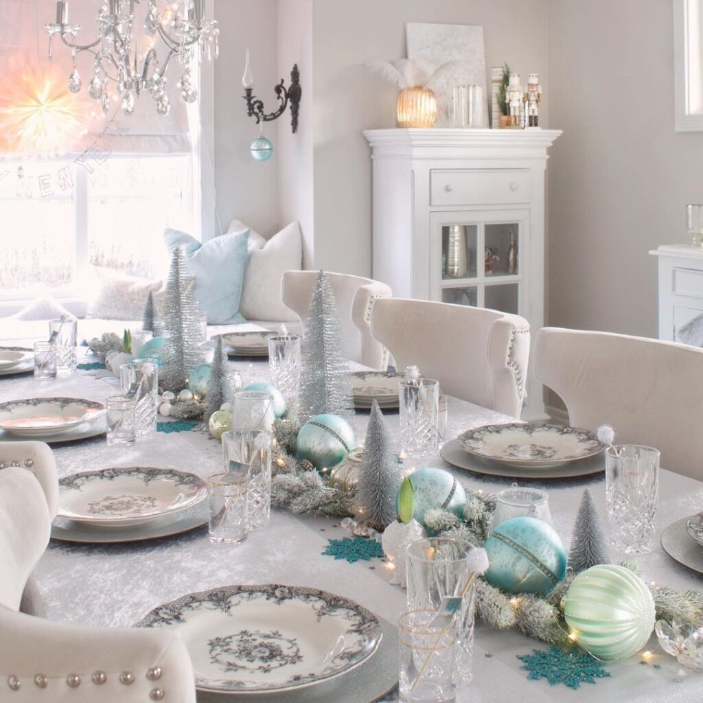 25 Super Chic New Years Table Decor Ideas You Should Try!