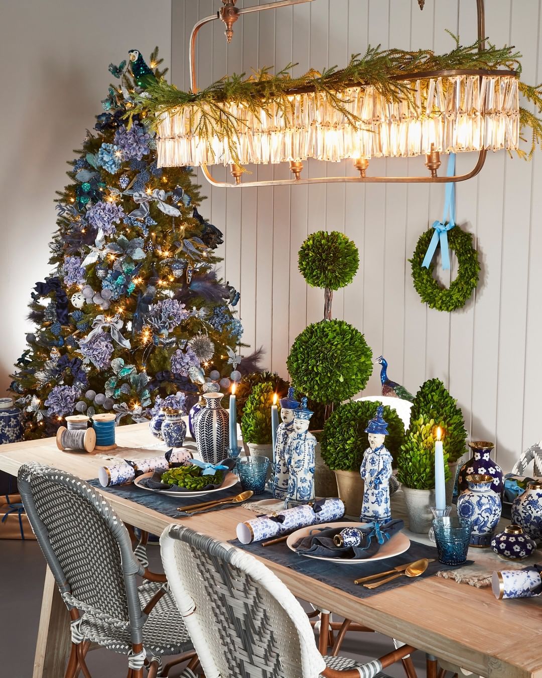 Festive Chinoiserie Dining Elegance