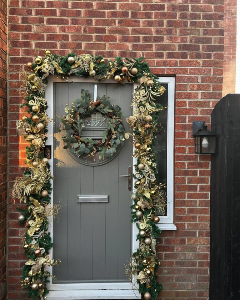 25 Beautiful and Christmas Door Garland Ideas