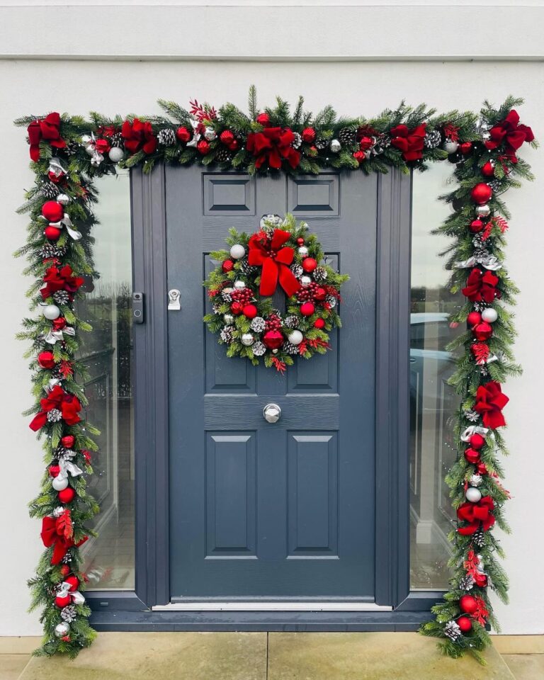 25 Beautiful and Christmas Door Garland Ideas