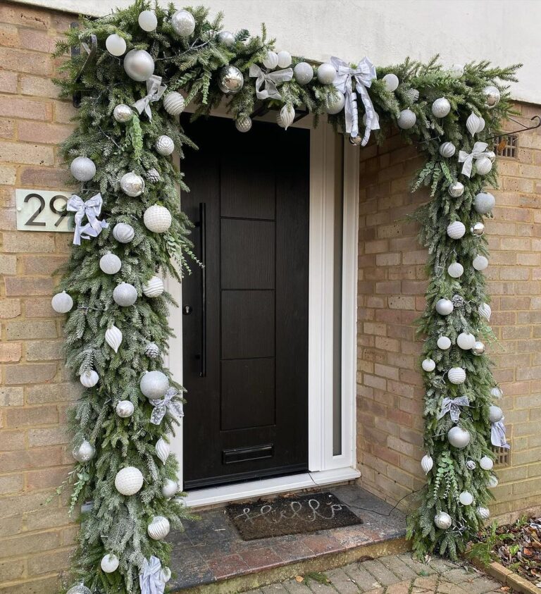 25 Beautiful and Gorgeous Christmas Door Garland Ideas