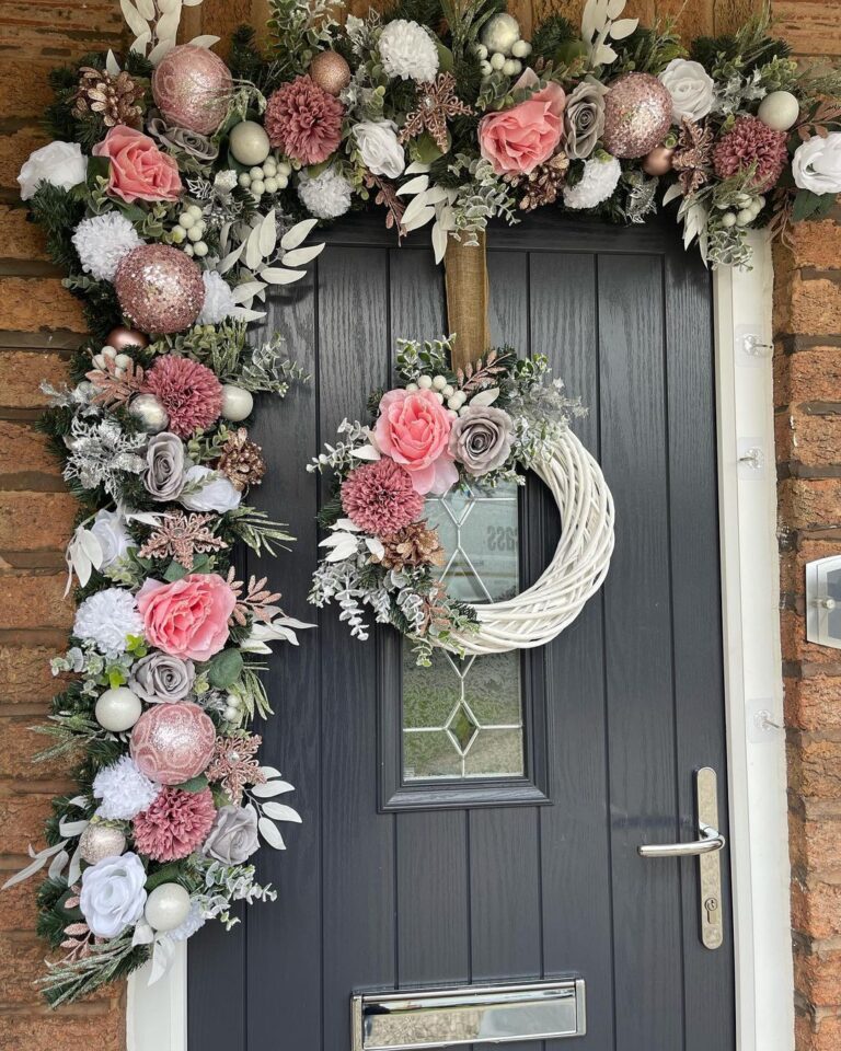 25 Beautiful and Gorgeous Christmas Door Garland Ideas