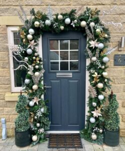 25 Beautiful and Gorgeous Christmas Door Garland Ideas