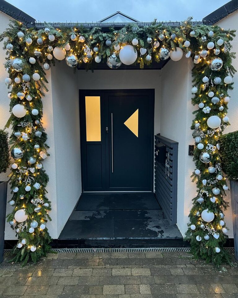 25 Beautiful and Gorgeous Christmas Door Garland Ideas
