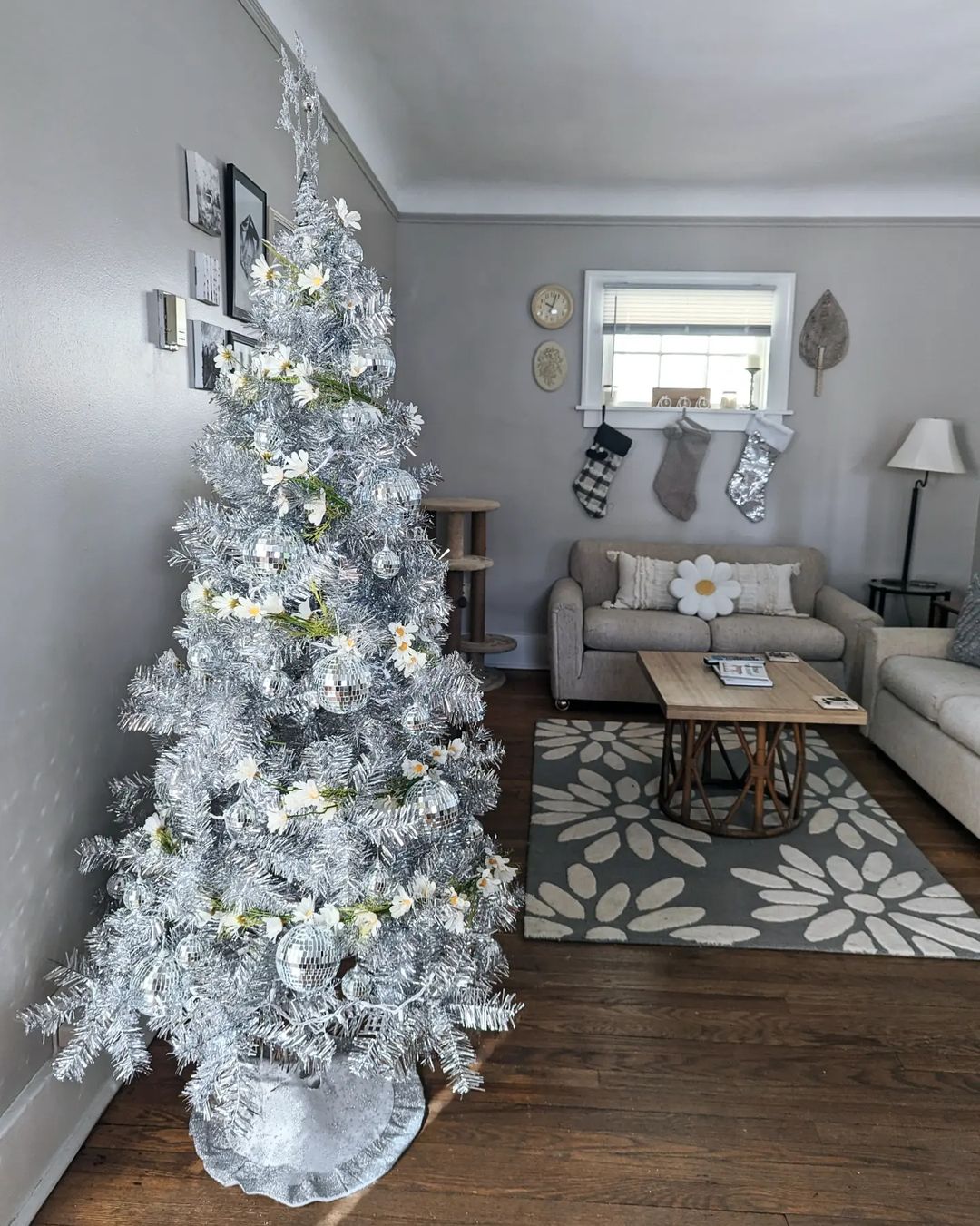 Frosted Daisy Christmas Tree