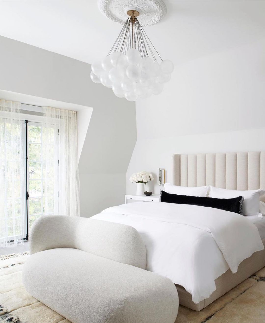 Luxurious White Bedroom with Sculptural Accents