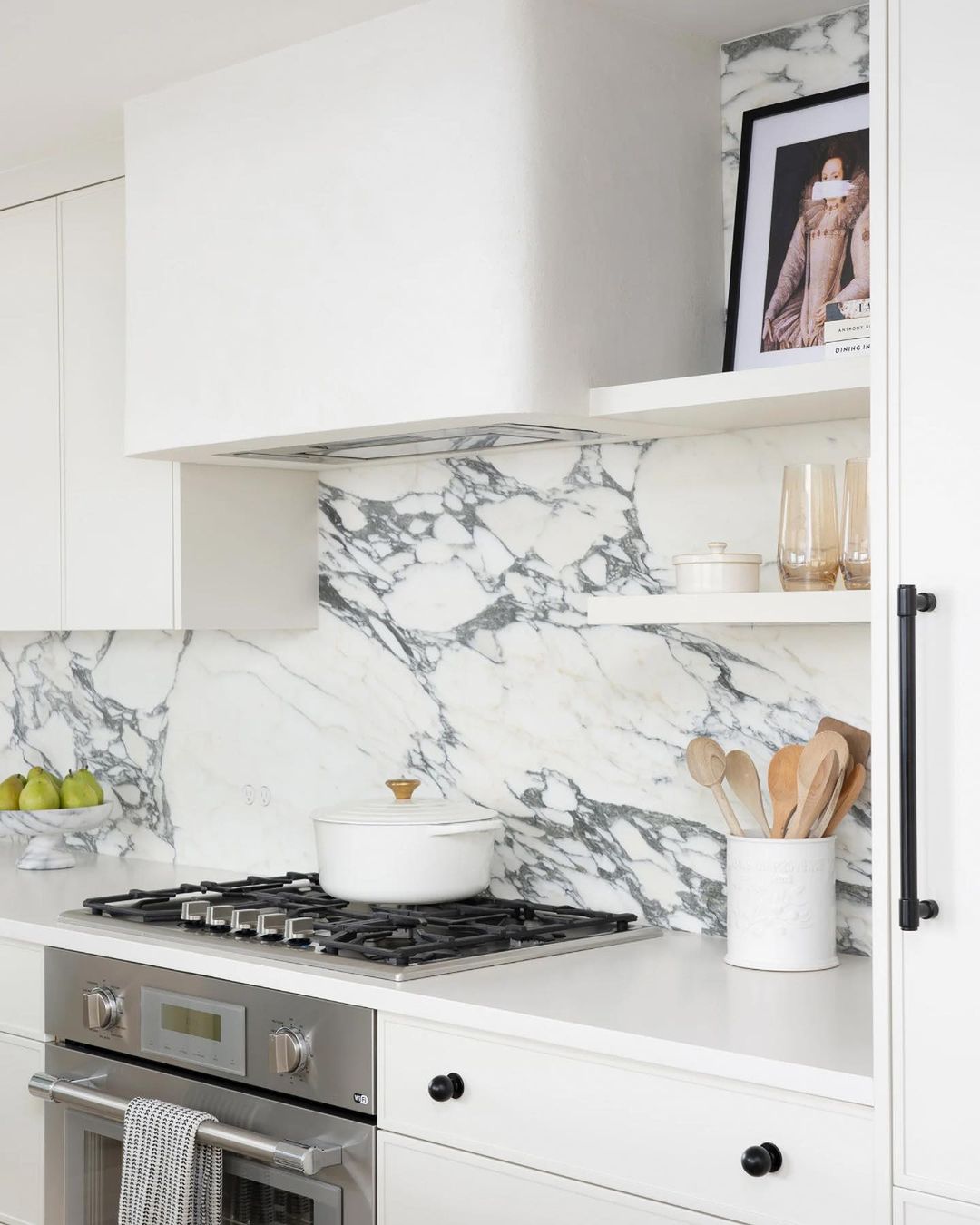 Bold Veined Marble In Minimalist Design