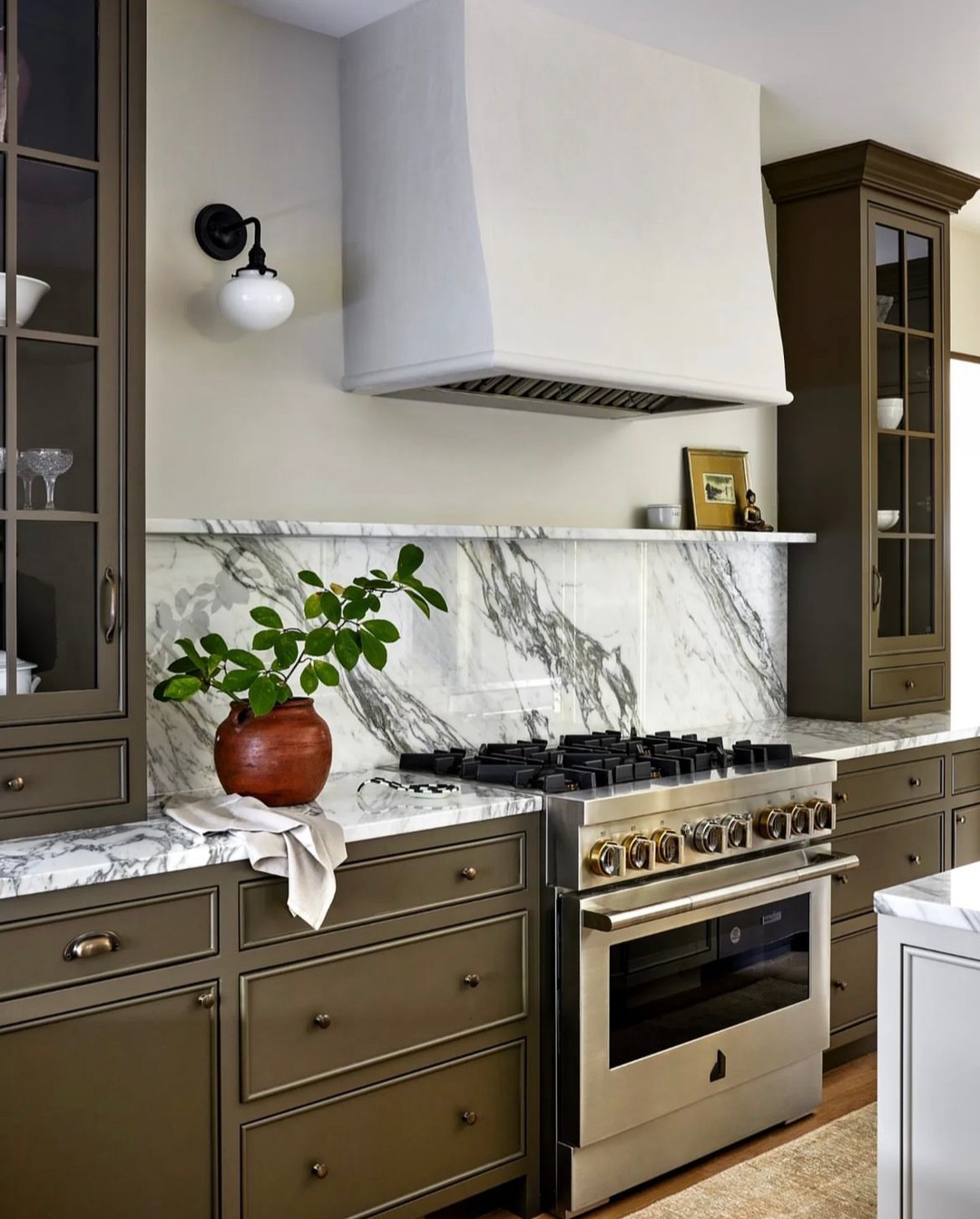 Bold Marble Contrasts With Earthy Tones