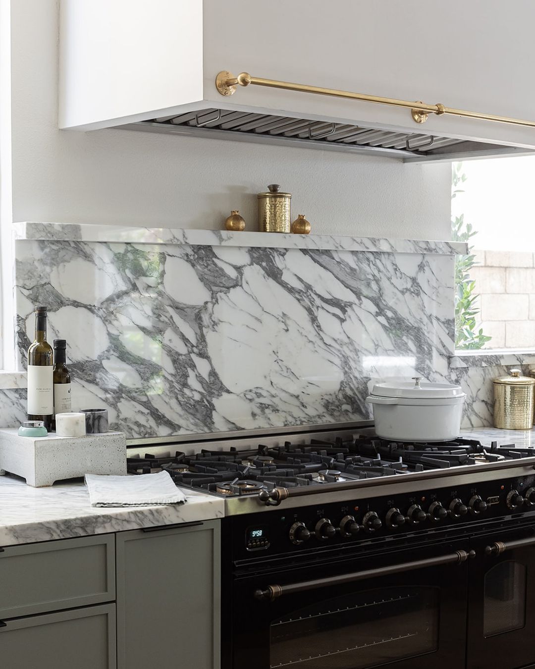 High-Contrast Marble With Elegant Brass Accents