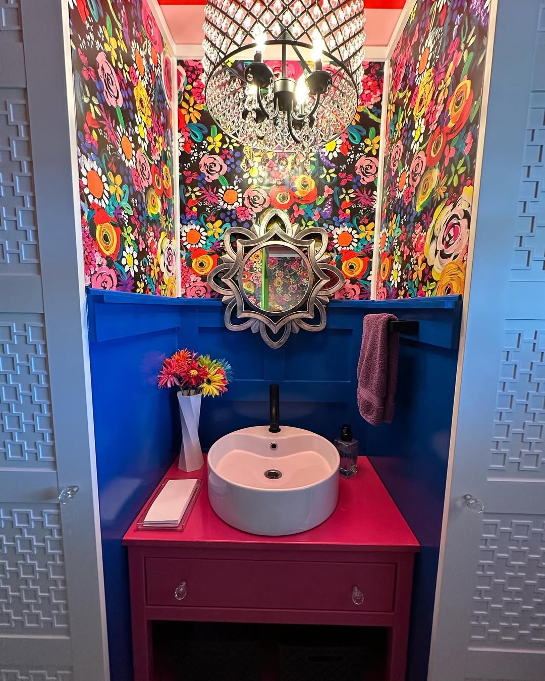 Vibrant Florals Decor Bathroom With Bold Glamour